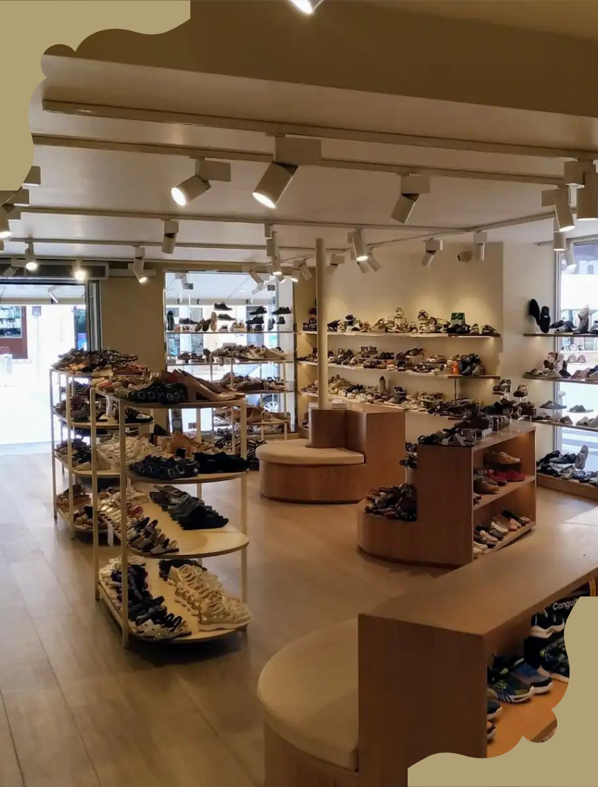 interior de tienda con estanterías llenas de zapatos